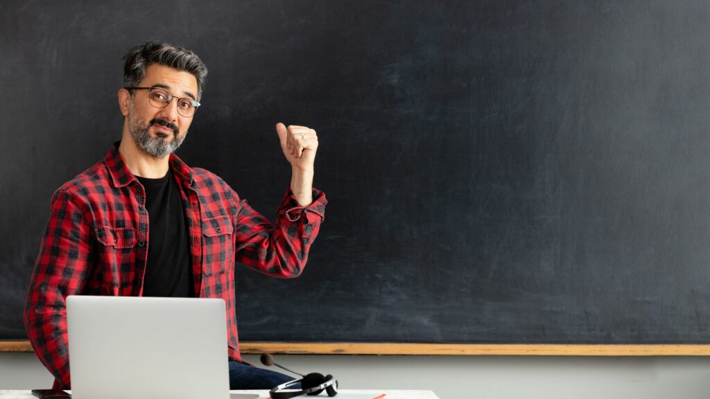 profesor invitando a participar en la formación y dispuesto a ofrecer técnicas de aprendizaje para adultos